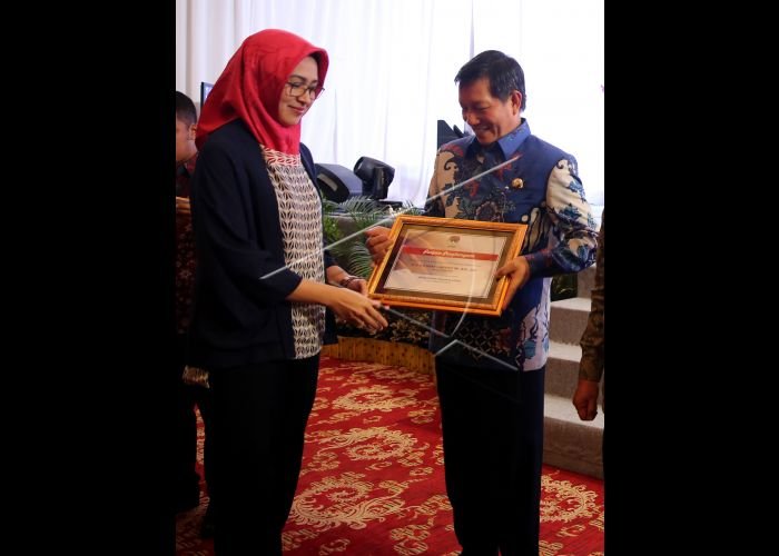 Ketua Asosiasi Pemerintah Kota Seluruh Indonesia (APEKSI) periode 2016-2020 yang juga Walikota Tangerang Selatan Airin Racmi Diany (kiri) menyerahkan penghargaan kepada Walikota Manado Vicky Lumentut saat musyawarah nasional dan rakernas APEKSI V di Kota Jambi, Jambi, Kamis (28/7). Walikota Tangerang Selatan Airin Racmi Diany terpilih menjadi Ketua APEKSI yang baru menggantikan posisi Walikota Manado Vicky Lumentut. ANTARA FOTO/Irwansyah Putra