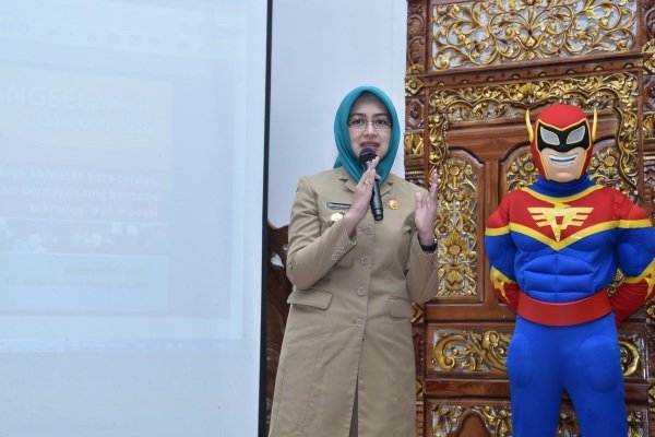 Walikota Tangsel, Airin Rachmi Diany mengenalkan Pelitas, maskot kebersihan milik DKPP Kota Tangsel